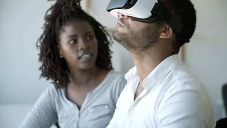 Junger-Mann-Erlebt-VR-Headset-Mit-Assistent-Im-Büro